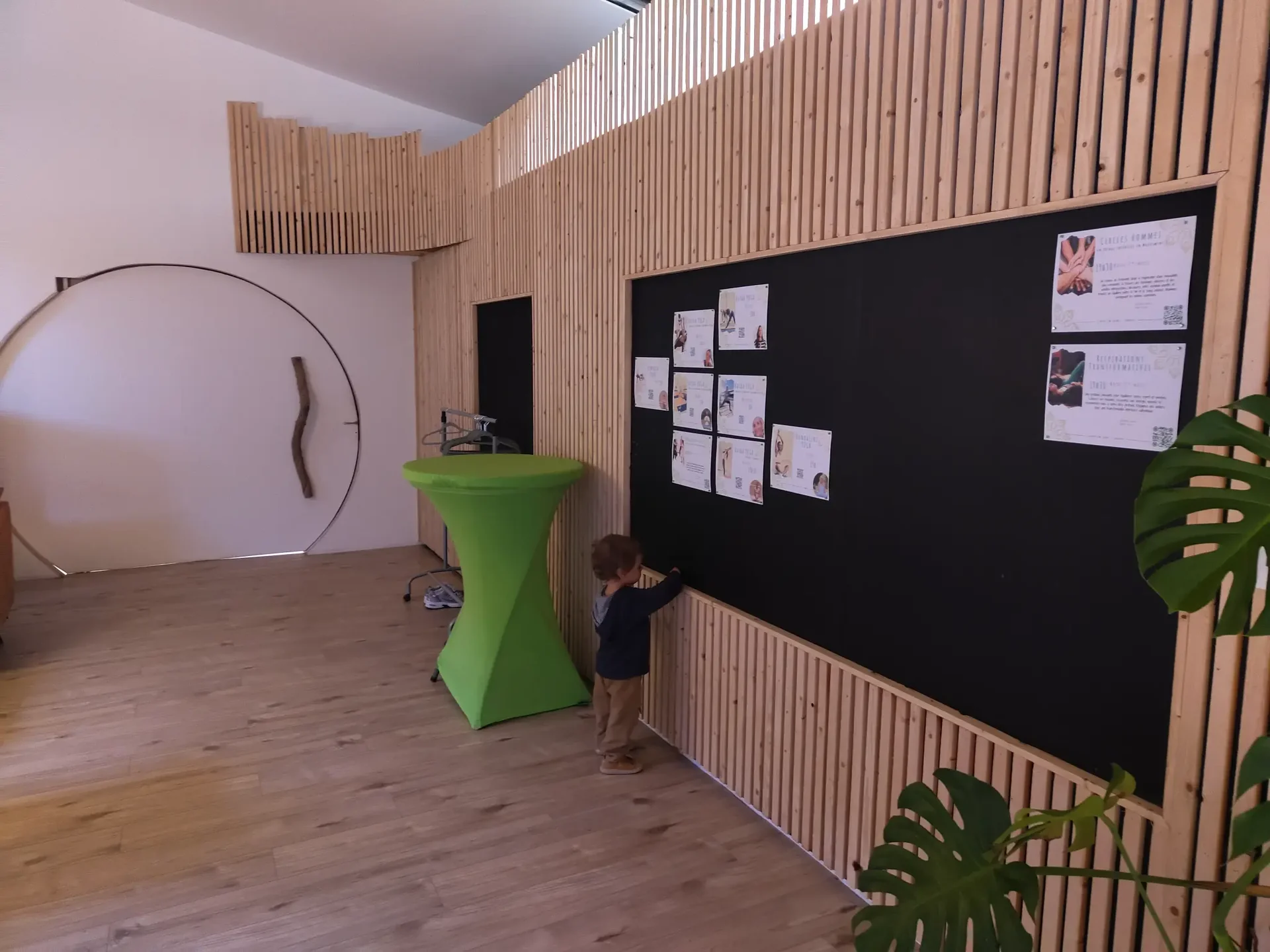 Entrée du studio avec tableau d'infos